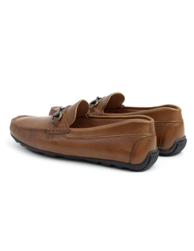 Mocasín de piel con hebilla color cuero