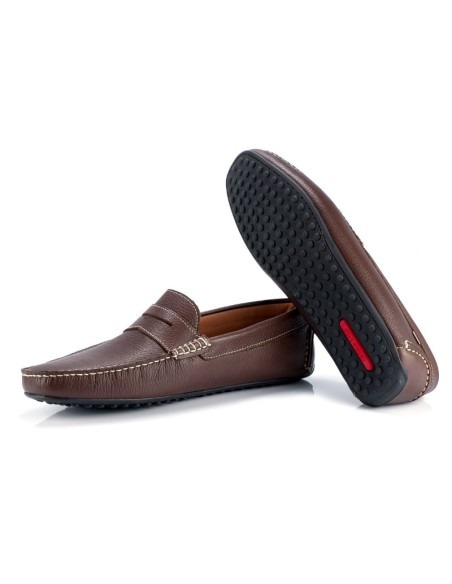 Mocasín de piel con antifaz color marrón