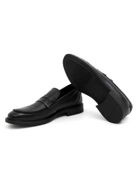 Mocasín de piel con antifaz color negro