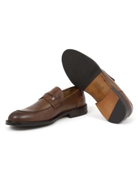 Mocasín de piel con antifaz color cuero
