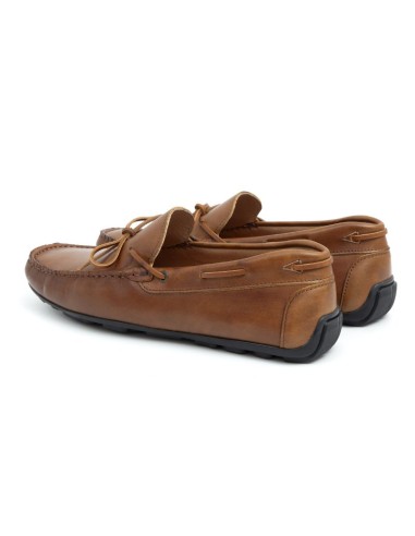 Mocasín de piel con cordón de piel color cuero