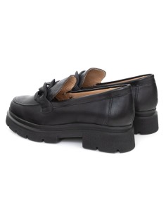 Mocasines de mujer de piel con aplique metálico color negro 2