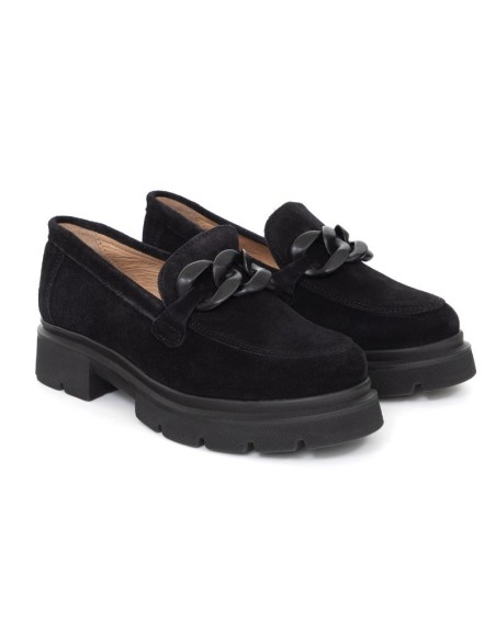 Mocasines de mujer de ante con aplique metálico color negro