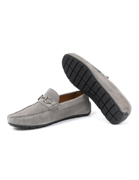 Mocasín de ante con aplique metálico color gris