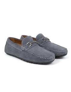 Mocasín de ante con aplique metálico color azul