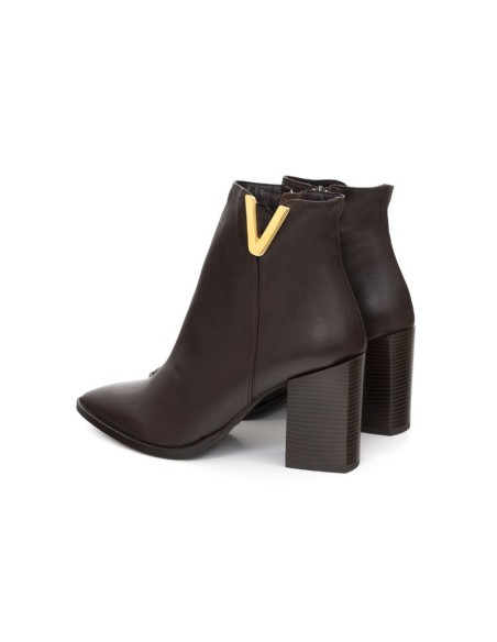 Brown solid color women's boots