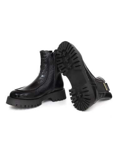 Botines de mujer de piel con aplique metálico color negro