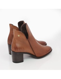 Botines de mujer de piel acabado a mano color cuero 2