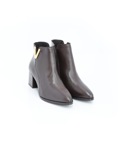Brown solid color women's boots