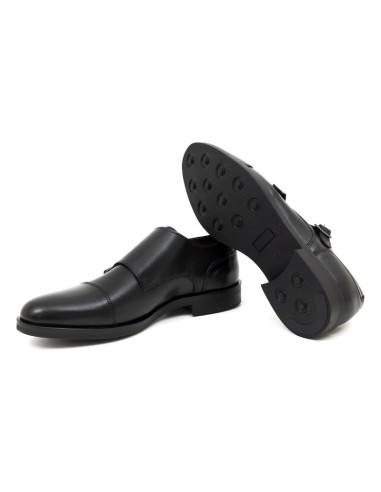 Zapato con hebilla de piel con dos  hebillas color negro
