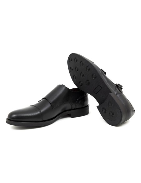 Zapato con hebilla de piel con dos  hebillas color negro
