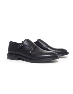 Zapato con hebilla de piel con dos  hebillas color negro