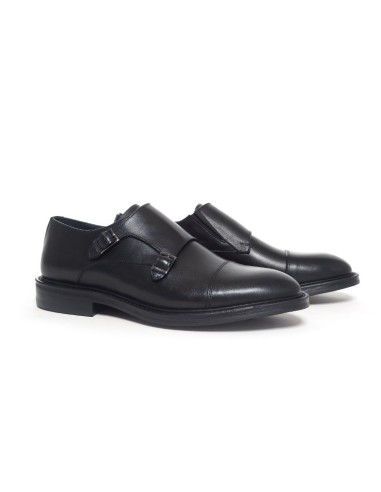 Zapato con hebilla de piel con dos  hebillas color negro