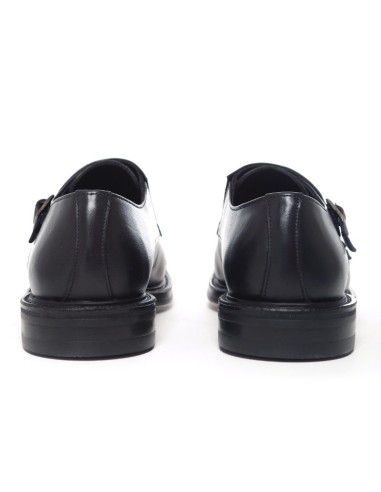 Zapato con hebilla de piel con dos  hebillas color negro