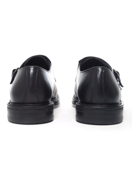 Zapato con hebilla de piel con dos  hebillas color negro