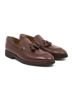 Mocasín de piel con borlas color cuero
