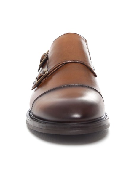 Zapato con hebilla de piel acabado a mano color cuero