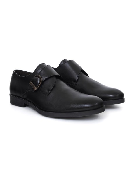 Zapato con hebilla de piel acabado a mano color negro