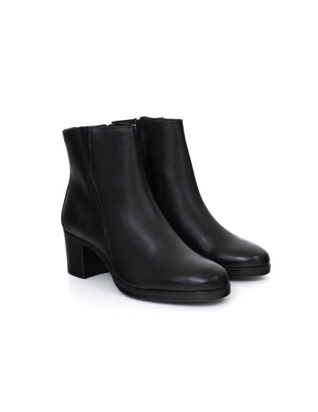 Botines de mujer de piel acabado a mano color negro