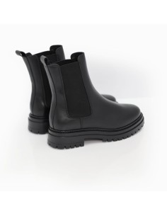 Botas de mujer de piel con aplique metálico color negro 2