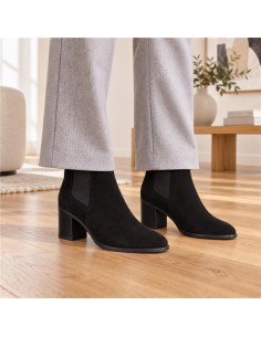 Botines de mujer de ante acabado a mano color negro