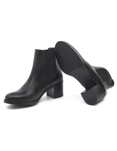 Botines de mujer de piel acabado a mano color negro