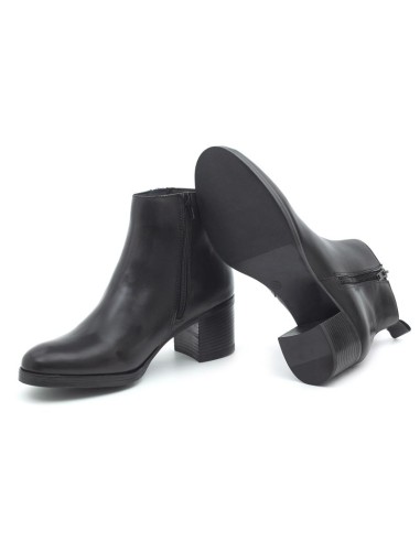 Botines de mujer de piel acabado a mano color negro