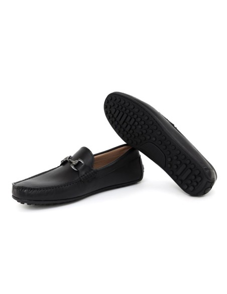Mocasín de piel con hebilla color negro