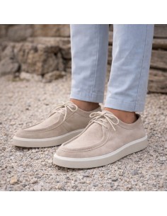 Mocasín de ante con cordón de piel color camel