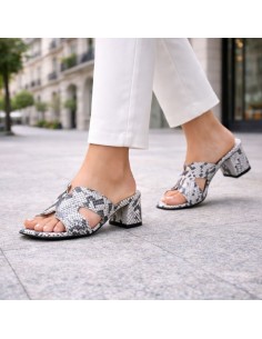 Sandalias de mujer de piel con corte simétrico color blanco