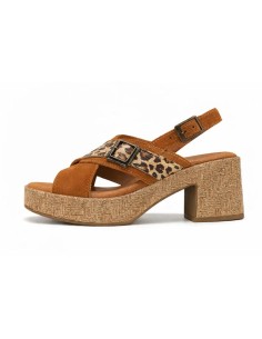 Sandalias de mujer de ante con hebilla color cuero 2