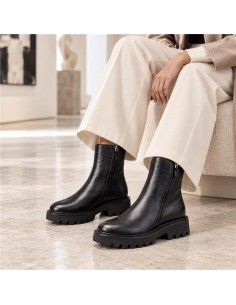 Botines de mujer de piel acabado a mano color negro
