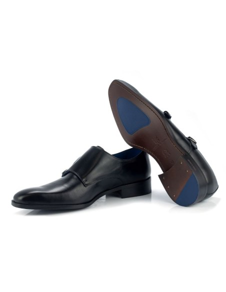 Zapato con hebilla de piel con dos  hebillas color negro