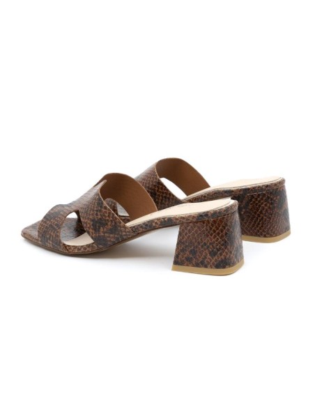 Sandalias de mujer de piel con corte simétrico color marrón