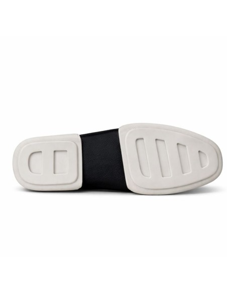 Mocasín de piel con hebilla color negro