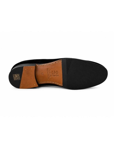 Mocasín de ante con aplique metálico color negro