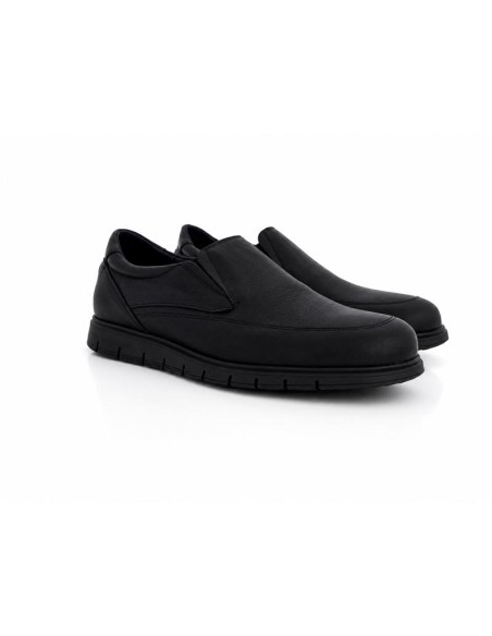 Mocasín de piel con aplique metálico color negro