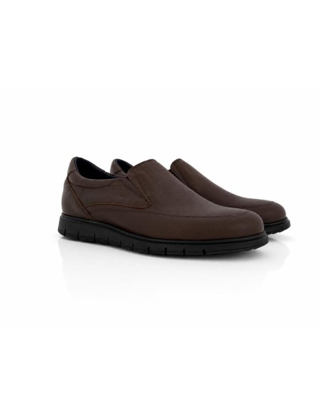 Mocasín de piel con aplique metálico color marrón
