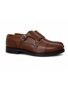 Zapato con hebilla de piel con costura color marrón
