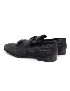 Mocasín de piel con borlas color negro 2