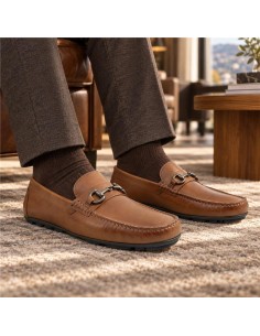 Mocasín de piel con hebilla color cuero