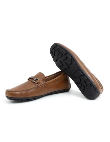 Mocasín de piel con hebilla color cuero