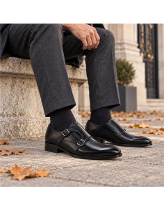 Zapato con hebilla de piel con dos  hebillas color negro