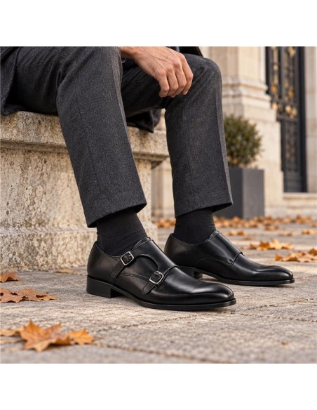 Zapato con hebilla de piel con dos  hebillas color negro