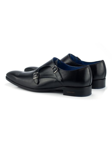 Zapato con hebilla de piel con dos  hebillas color negro