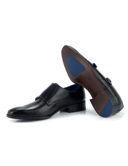 Zapato con hebilla de piel con dos  hebillas color negro