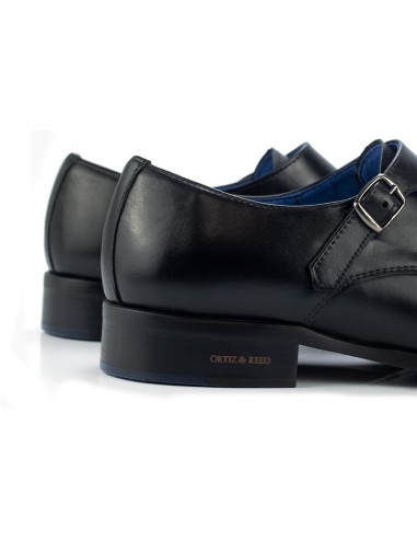 Zapato con hebilla de piel con dos  hebillas color negro