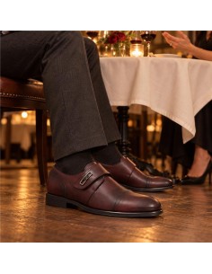 Zapato con hebilla de piel con dos  hebillas color burdeos
