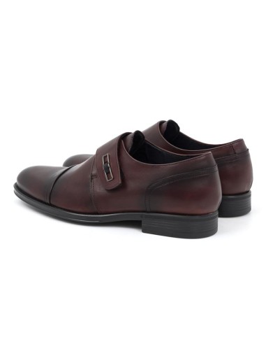 Zapato con hebilla de piel con dos  hebillas color burdeos