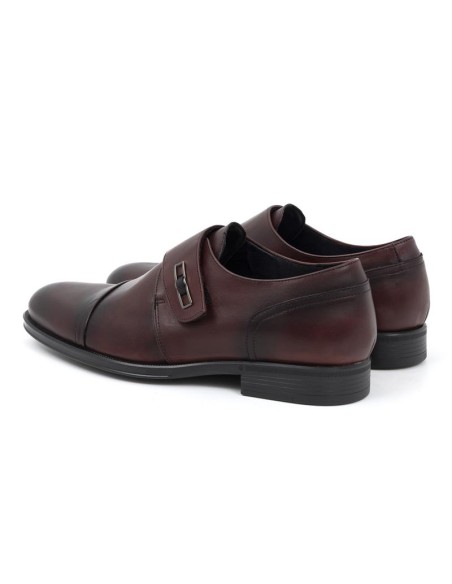 Zapato con hebilla de piel con dos  hebillas color burdeos